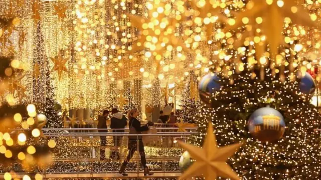 Noel ışıkları içinde gezinen insanlar