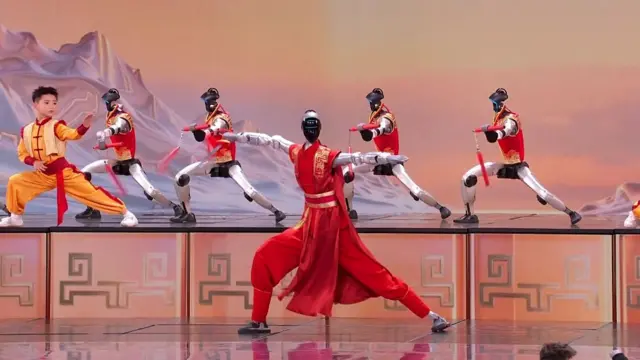一群机器人在春晚的舞台上表演功夫