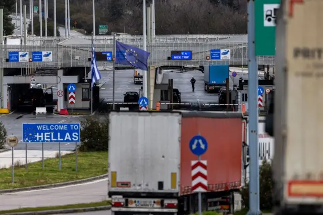 Ред камиона испред грчког граничног прелаза „Евзони“ током блокаде граничног прелаза Богородица код Ђевђелије, Северна Македонија, 26. јануара 2026. Сви гранични прелази у земљи и ширем региону блокирани су за теретни саобрац́ај почев од 26. јануара у подне, после координисане акције возача камиона из Северне Македоније, Србије, Босне и Херцеговине и Црне Горе