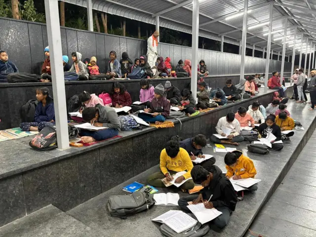 आडाची वाडी इथे स्मशानात भरणाऱ्या अभ्यासिकेतले विद्यार्थी 