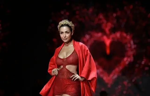 د ’ایټم نمبر‘ اصطلاح په بالي ووډ کې په ۱۹۹۰ لسیزه کې کارول پیل شوه.