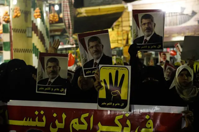 شرح عکس: تصاویری از محمد مرسی و پلاکاردهایی با نماد رابعه در جریان تظاهراتی در غزه در سال ۲۰۱۶