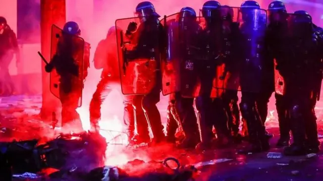 Affrontement entre la police et les manifestants à Paris au sujet de la nouvelle loi sur la sécurité (à partir de décembre 2020)