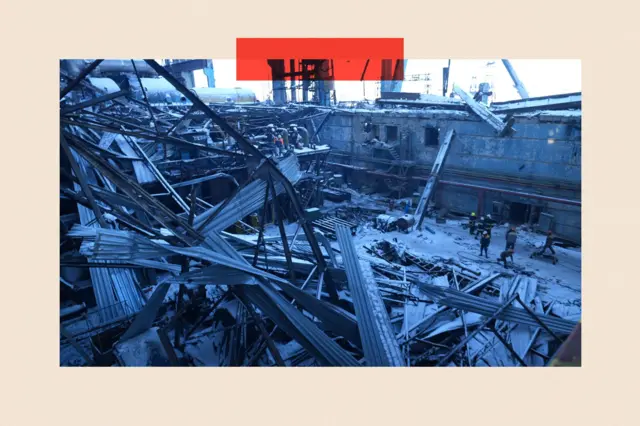 Débris montrant des dommages au réseau électrique 