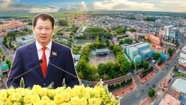 Ảnh thiết kế: Ông Vũ Hồng Văn phát biểu trên bục, phía sau là quang cảnh Đồng Nai