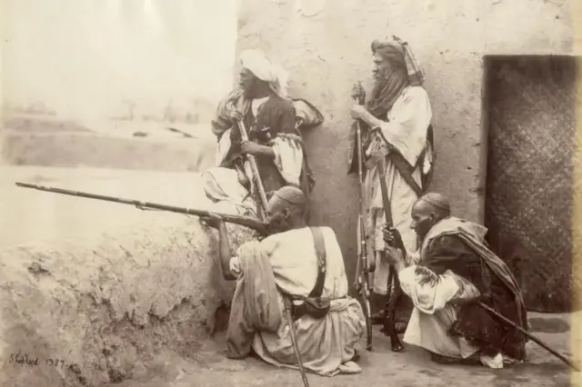 د پښتنو د افریدي قبیلې نارینه ښکاري چې بریتانویانو هغوی "کلک خپلواکي‌خوښي" بللي وو.