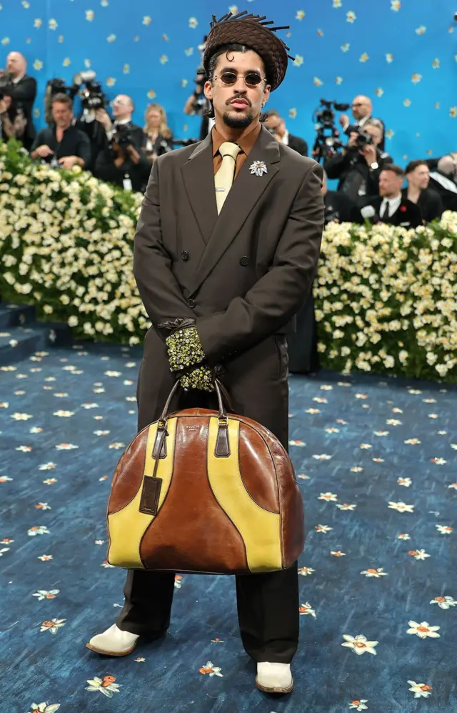 Рэппер Бэд Банни на гала-вечере 2025 Met Gala Celebrating «Superfine: Tailoring Black Style» в Metropolitan Museum of Art 05 мая 2025 года (Нью-Йорке, США)