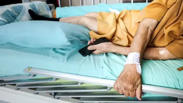 Umurwayi uryamye mu gitanda kwa muganga