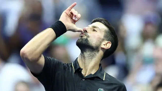 Novak Đokovic slavi pobedu nad Tejlorom Fricom na US Openu