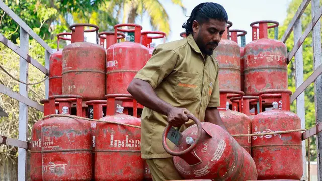 कोच्चि में एलपीजी सिलेंडर की डिलीवरी करता वर्कर