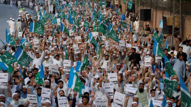 জ্বালানি তেলের দাম বাড়ানোর প্রতিবাদে পাকিস্তানে হওয়া বিক্ষোভ