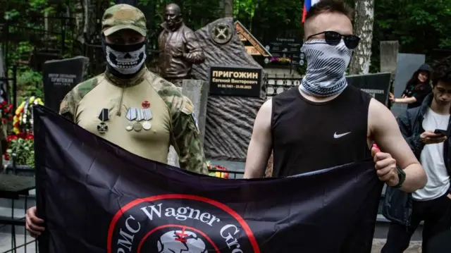 የቫግነር ተዋጊዎች በየቭገኒ ፕሪጎዢን መቃብር አቅራቢያ