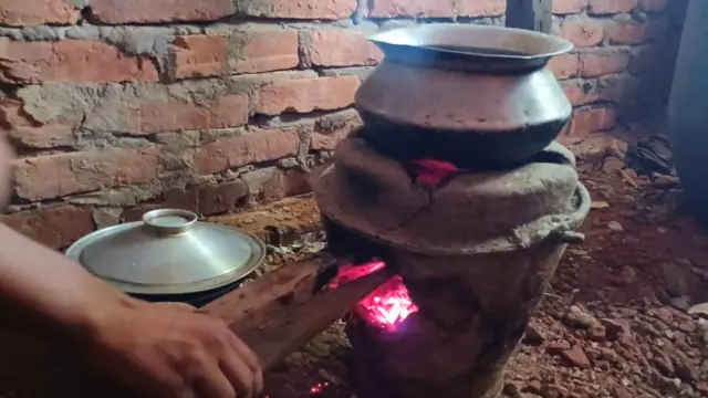 গ্যাস না থাকায় মাটির চুলায় কাঠ দিয়ে রান্না করেছেন অনেকে