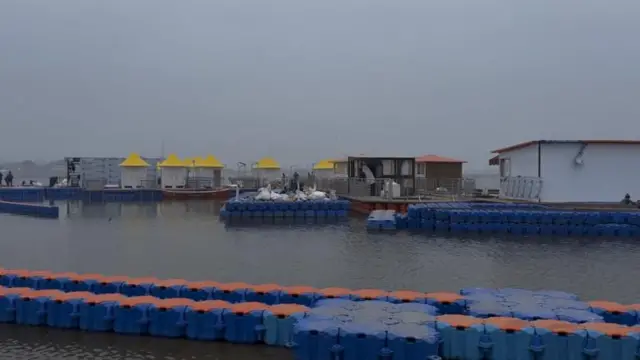 त्रिवेणी संगमाच्या परिसरात भाविकांना कपडे बदलता यावे यासाठी 'तरंगत्या चेंजिंग रुम'ची व्यवस्था