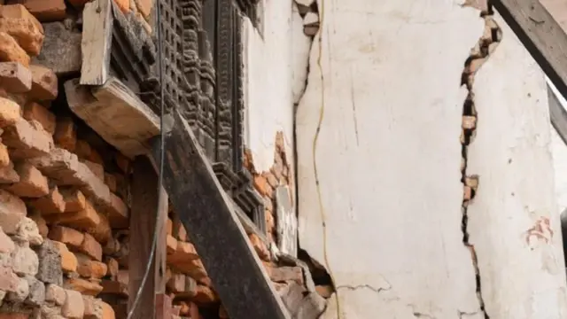 বাংলাদেশে সাম্প্রতিক ভূমিকম্পের পর অনেক ভবনে ফাটলের তথ্য জানা যায় (প্রতীকী ছবি)