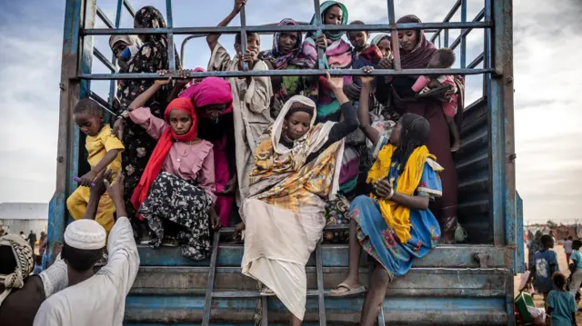 لاجئون سودانيون يصلون بشاحنة إلى جنوب السودان