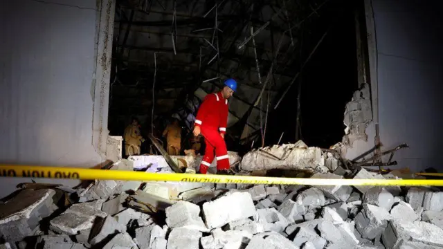 Umukozi ukora ubutabazi bwihuse ari mu bisigazwa bya 'salle' yaberagamo ubukwe muri Iraq