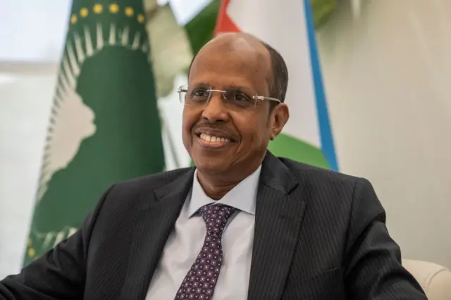 Le président de la Commission de l'Union africaine (UA) Mahmoud Ali Youssouf pose pour une photographie à l'ambassade de Djibouti à Addis-Abeba, le 11 décembre 2024.