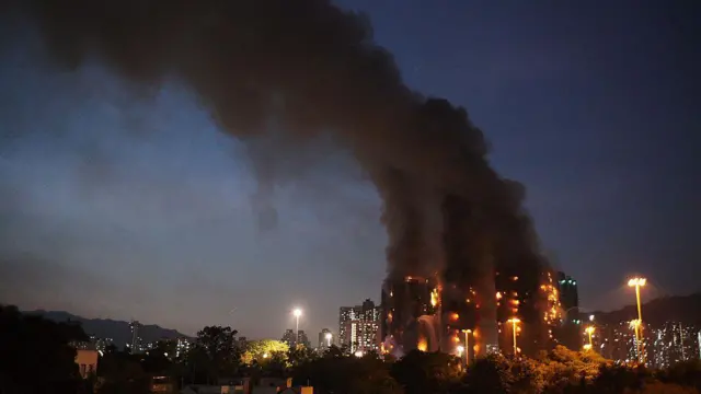 Flame of fire comot from building wey dey burn