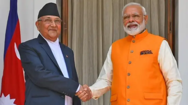 भारतीय प्रधानमन्त्री नरेन्द्र मोदीसँग तत्कालीन प्रधानमन्त्री केपी शर्मा ओली। फाइल फोटो। 