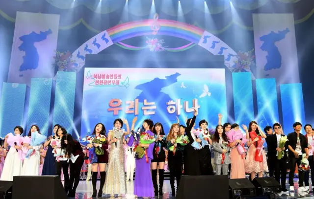 2018년 4월 3일 북한 평양에서 열린 공연 중 남측 가수들이 북측 가수들과 함께 무대 위에서 공연을 펼치고 있다. 총 160명으로 구성된 남측 예술단은 4월 말로 예정된 역사적인 남북 정상회담을 앞두고 평양에서 공연을 가졌다