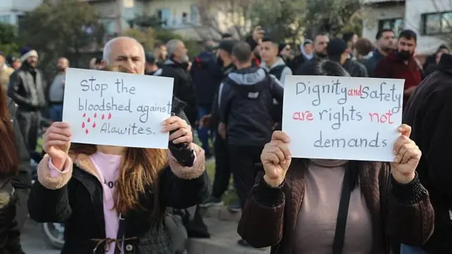 لاریون کوونکو، لکه دا هغه ښځې چې په دې انځور کې د تېر دسمبر په میاشت کې په لاذقیه کې ښکاري، د علوي ټولنو لپاره د لاخوندیتوب غوښتنه وکړه.