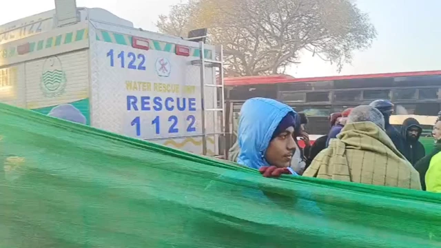 لاہور سیوریج لائن میں خاتون اور 10 ماہ کی بچی گرنے کا واقعہ۔ ریسکیو 1122 کی جانب سے سرچ اور ریسکیو کی کارروائی کی جا رہی ہے