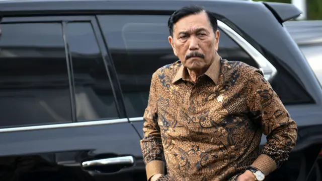 Ketua Dewan Ekonomi Nasional (DEN) Luhut Binsar Pandjaitan bersiap mengikuti rapat yang dipimpin Presiden Prabowo Subianto di Kompleks Istana Kepresidenan, Jakarta, Rabu (19/3/2025).