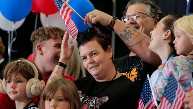 تتطلع المجموعة الأولى المكونة من 59 لاجئاً من الأفريكانرز إلى حياتهم الجديدة في الولايات المتحدة