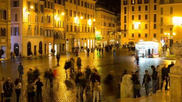 Piazza di Spagna w Rzymie wieczorem