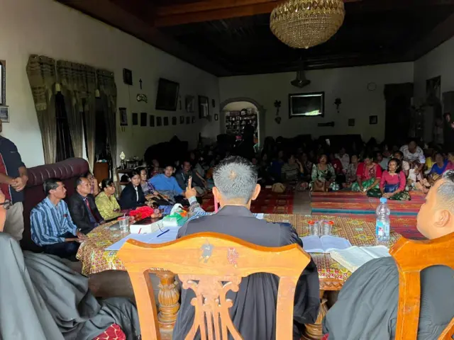 Kebaktian Minggu di kediaman Robin Sitompul yang menjadi rumah ibadah alternatif setelah gereja HKBP Hutanabolon perlu dibersihkan dari lumpur. Rumah masih belum teraliri listrik.