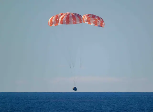 Tri šarena padobrana se približavaju vodama Pacifika