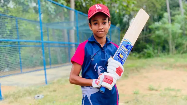 තුන්කොන් ක්රිකට් තරගාවලියේ තරග 4කට ක්රීඩා කළ වමතින් පිට දඟ පන්දු යවන ඇය, කඩුලු දෙකක් දවා ගත්තා ය.