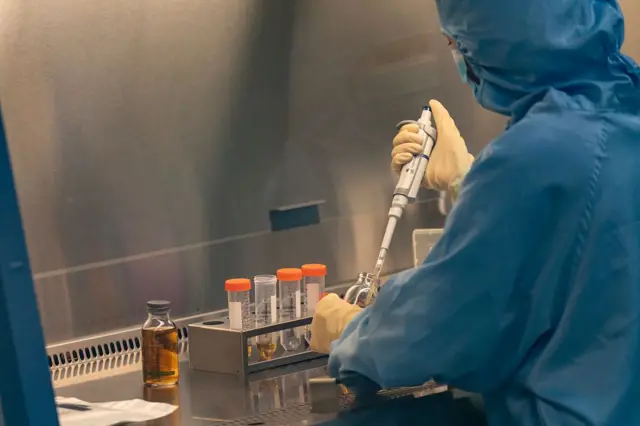 Un técnico trabaja en un laboratorio de producción de terapias con células CAR-T en las instalaciones de IASO Biotechnology Co., en Nanjing, China.