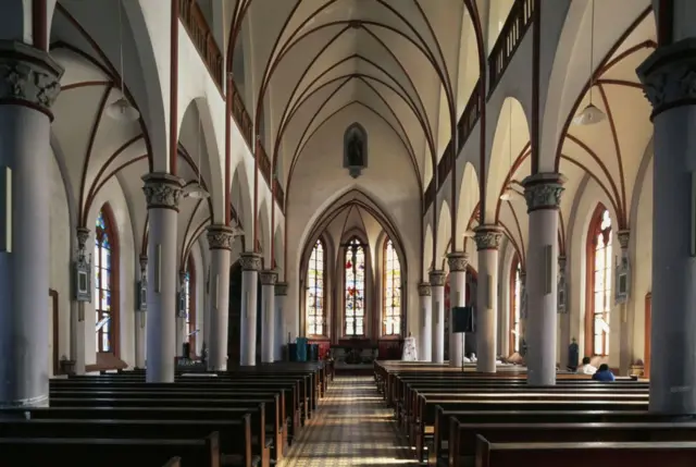 Vue intérieure de la Cathédrale de Lomé.