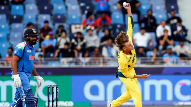 कूपर कॉनॉली बाएं हाथ से स्पिन गेंदबाज़ी भी करते हैं