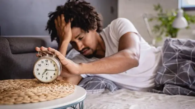 जसजसी सकाळ जवळ येते, तसतसं आपली झोपेची प्रेरणा कमी होत जाते