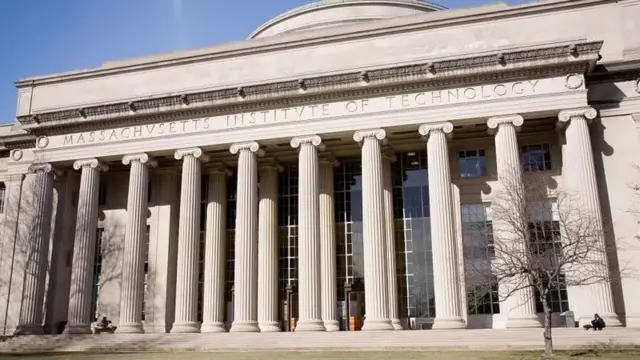 Karena kecerdasannya yang nyata, Qian memenangkan beasiswa untuk belajar di MIT.
