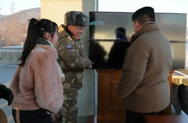 북한이 전날 발사한 장거리탄도미사일은 고체연료 기반의 신형 대륙간탄도미사일(ICBM) '화성-18형'으로, 김정은 국무위원장 현지에서 '발사훈련'을 지도했다고 로동당 기관지 로동신문이 2023년 12월 19일 보도했다