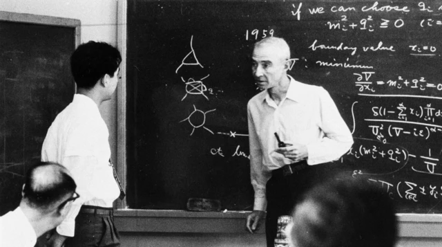 ออปเพนไฮเมอร์เดินทางไปบรรยายที่มหาวิทยาลัยเกียวโตของญี่ปุ่น เมื่อปี 1960