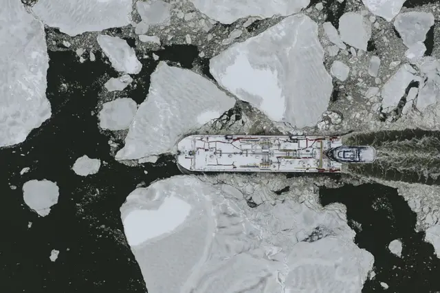 Hudson nehrinde buz kütleleri arasında ilerlemeye çalışan bir gemi. 