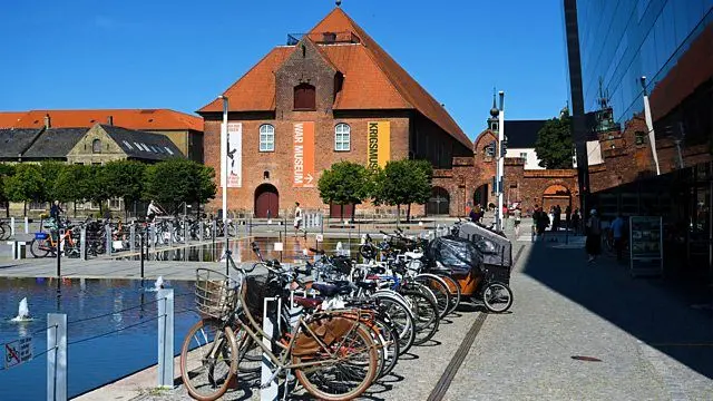 Vista de um estacionamento de bicicletas quase totalmente ocupado, perto do Museu da Guerra, em Copenhague, na Dinamarca