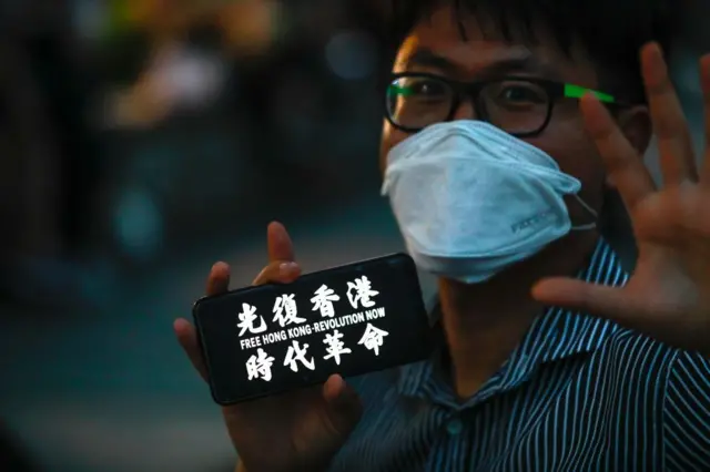 Pendukung pro-demokrasi memegang spanduk dan meneriakkan slogan menentang pembatasan kebebasan berekspresi pada 12 Juni 2020 di Seoul, Korea Selatan. Puluhan mahasiswa Korea dan Hong Kong menghadiri demonstrasi tersebut