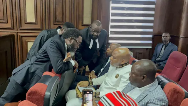 Nnamdi Kanu na ndị okaiwu ya na-enwe mkparịtaụka n'ime ụlọikpe dị n'Abuja 16 Ọktoba 2025