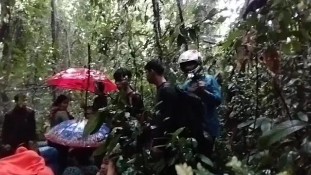 Puluhan pengungsi yang terjebak di hutan telah melewati beberapa dataran yang berakhir dengan longsor. Mereka hanya membawa pakaian yang dikenakan selama berhari-hari.