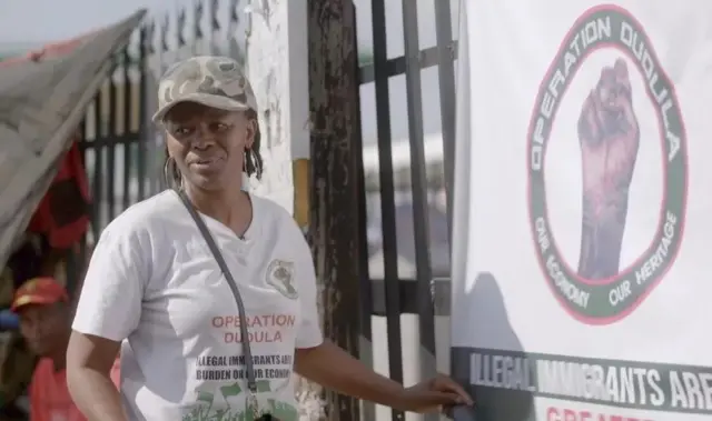 Dimakatso Makoena devant une operation dudula bannerin-extension 3 a la peripherie de johanesburg