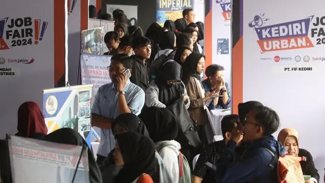 Pemerintah daerah setempat bekerja sama dengan 62 perusahaan menyelenggarakan bursa kerja yang menyediakan kuota sedikitnya 3.500 lowongan pekerjaan sebagai upaya mengurangi jumlah pengangguran.