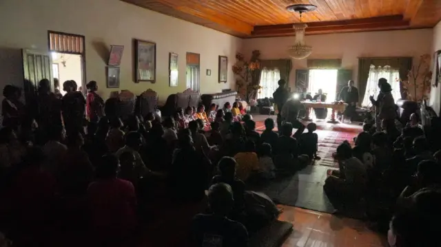 Kebaktian Minggu di kediaman Robin Sitompul yang menjadi rumah ibadah alternatif setelah gereja HKBP Hutanabolon perlu dibersihkan dari lumpur.