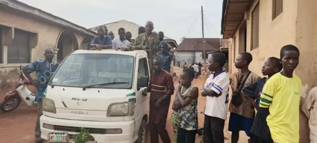 Aworan awọn eeyan niwaju ile oloogbe naa.