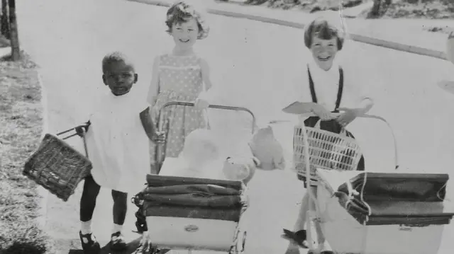 .عکسی سیاهوسفید از پروفیسور ایجوما در چهار سالگی؛ همراه دو دختر دیگر در حال بازی هستند